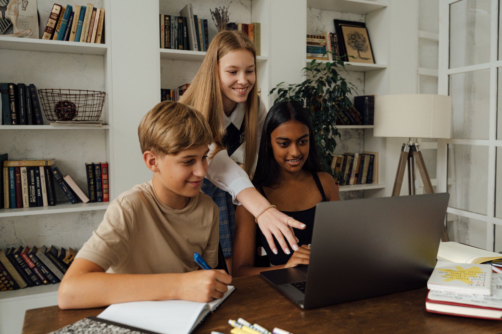 Niños y adolescentes en una clase introductoria de inglés de English Now!